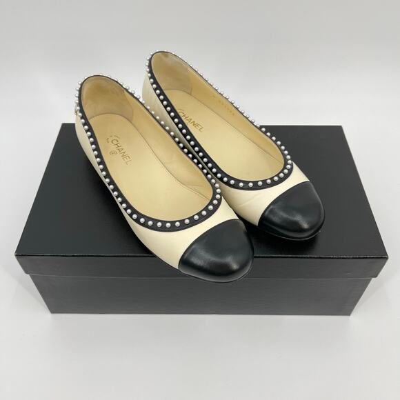 Chanel | Cream Black Lambskin Pearl CC Cap Toe Ballet Flats 2016 FR 37C - Picture 15 of 16